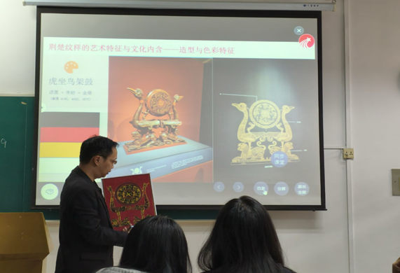 AI 与艺术融合点亮微生物培养皿创作思路